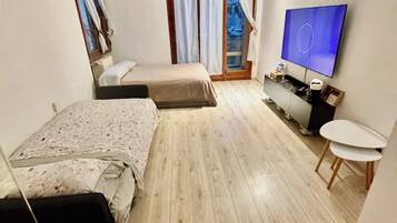 2 habitaciones, tabla de planchar con plancha, wifi y ropa de cama