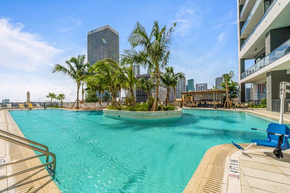 Outdoor pool, pool umbrellas, pool loungers - Luxury Condo with City Views in Miami (Miami)