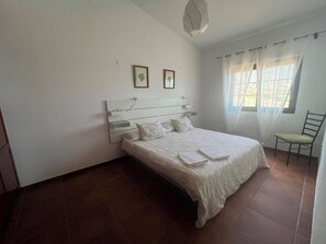 3 bedrooms, iron/ironing board, WiFi, bed sheets