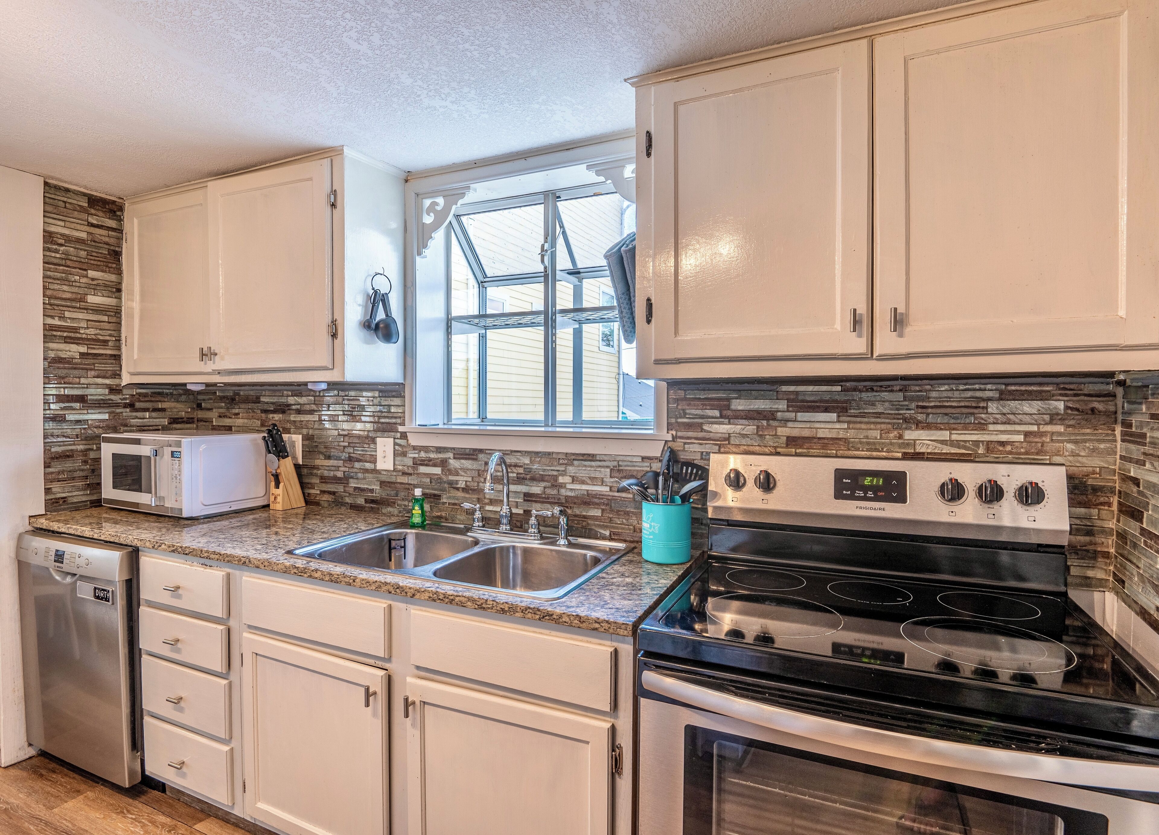 Frigorifero, microonde, forno, piano cottura