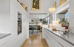 Kjøleskap, kokeplater, oppvaskmaskin og kaffetrakter/tekoker