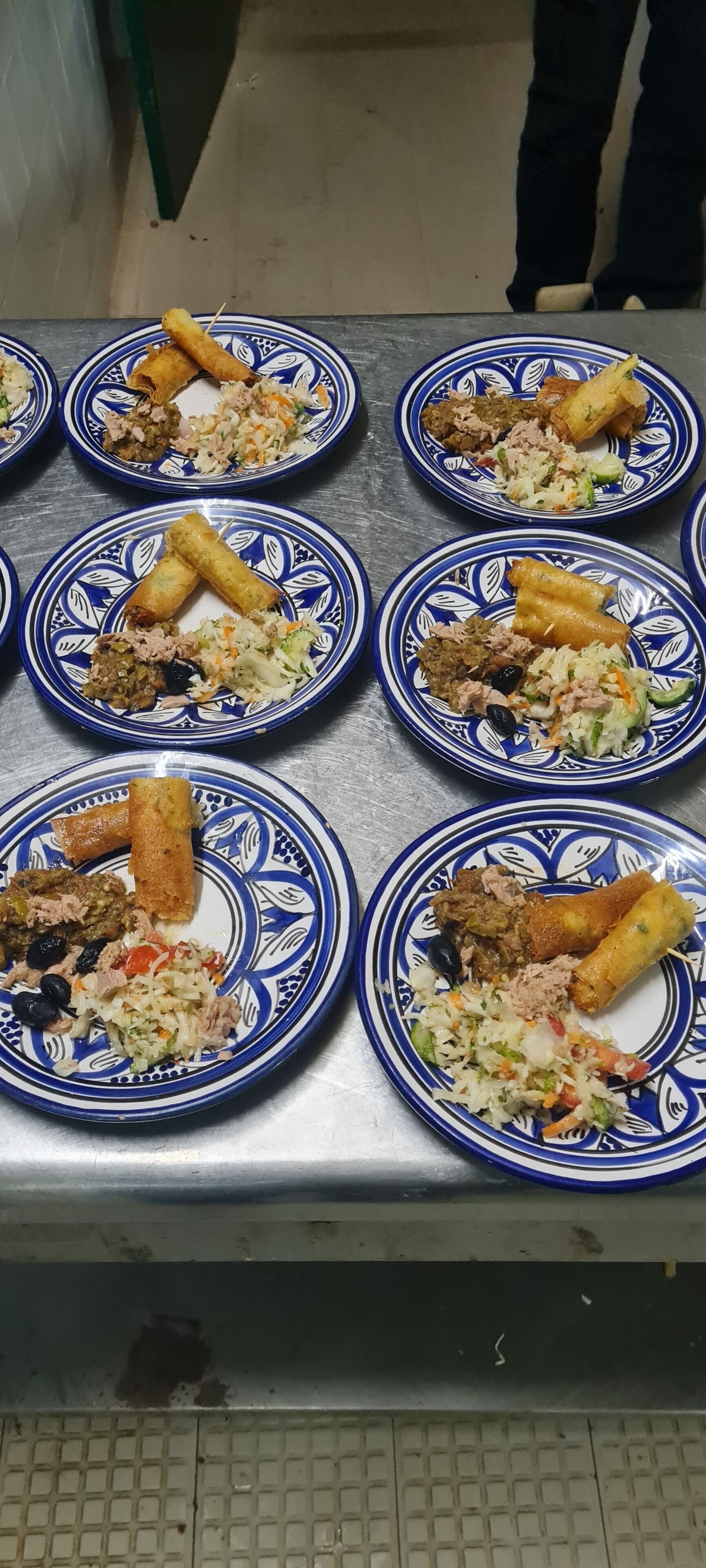 Una mesa con platos de comida, incluyendo preparaciones fritas y guisos de arroz.