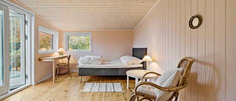 2 bedrooms, travel crib, free WiFi