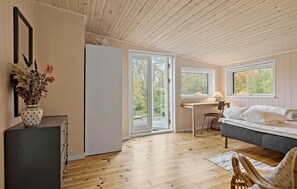 2 bedrooms, travel crib, free WiFi