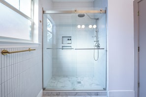 Bruser, miljøvenlige toiletartikler, hårtørrer, håndklæder