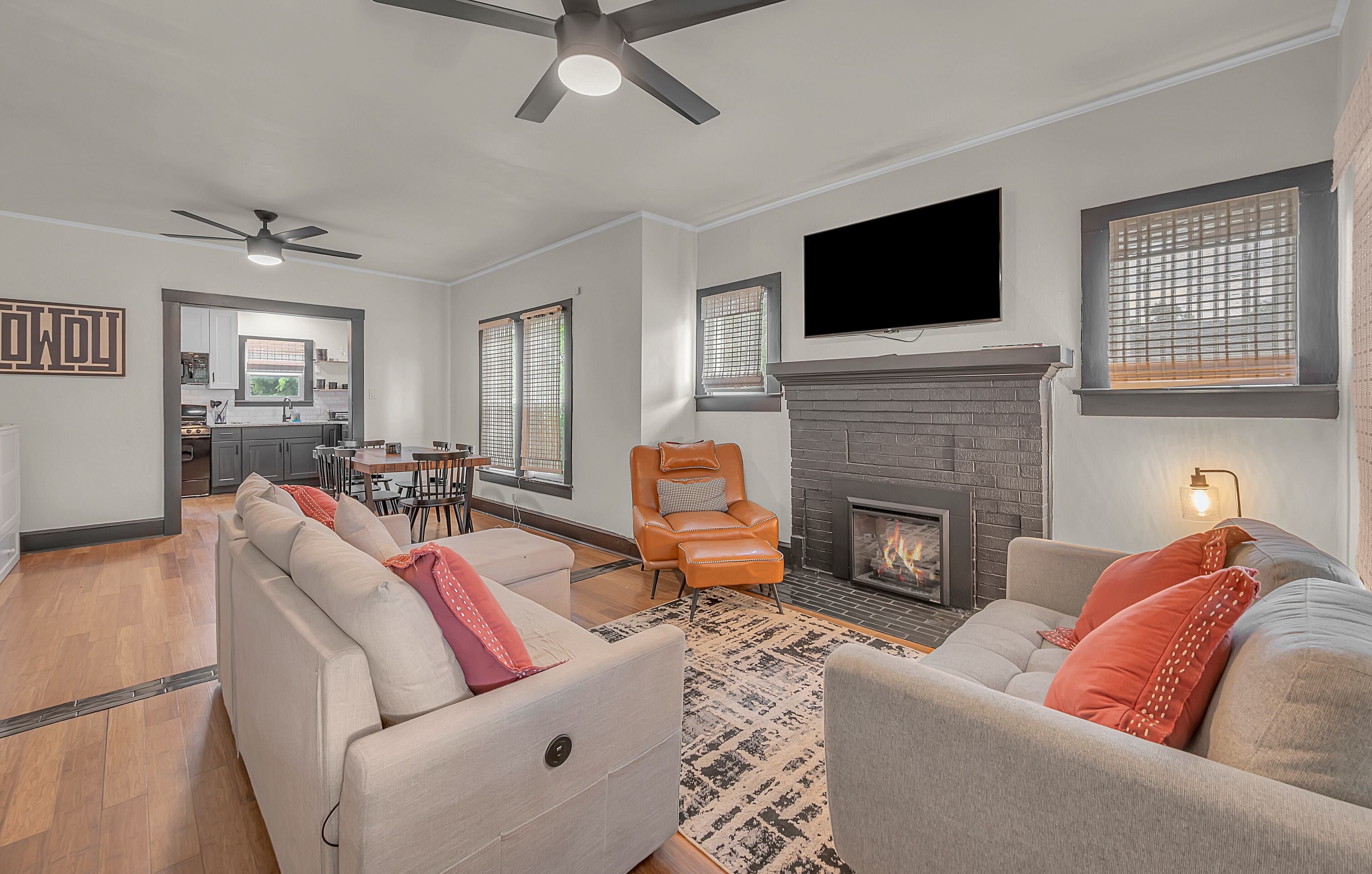 Smart TV, fireplace