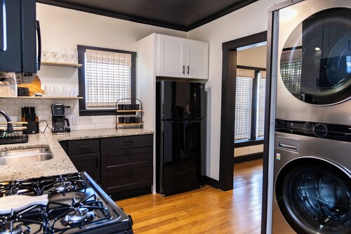 Waco family stay w/ pickle ball court 