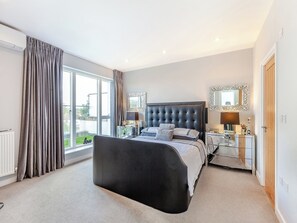 4 bedrooms, free WiFi, bed sheets