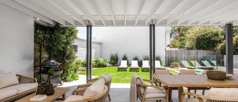 تناول الطعام بالخارج