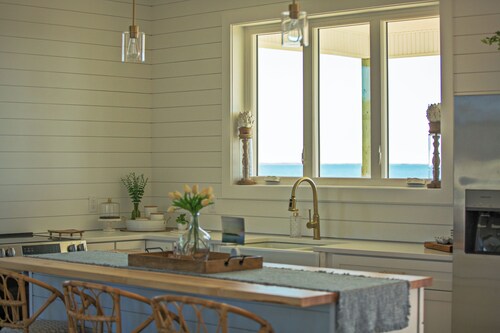 Brand NEW 3 bedroom waterfront cottage on Harker's Island!