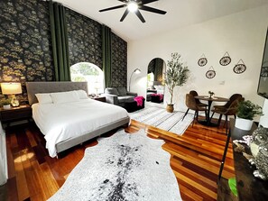 1 bedroom, iron/ironing board, WiFi, bed sheets - Luxurious Bath, Peaceful Stay: Private Guesthouse (Orlando)