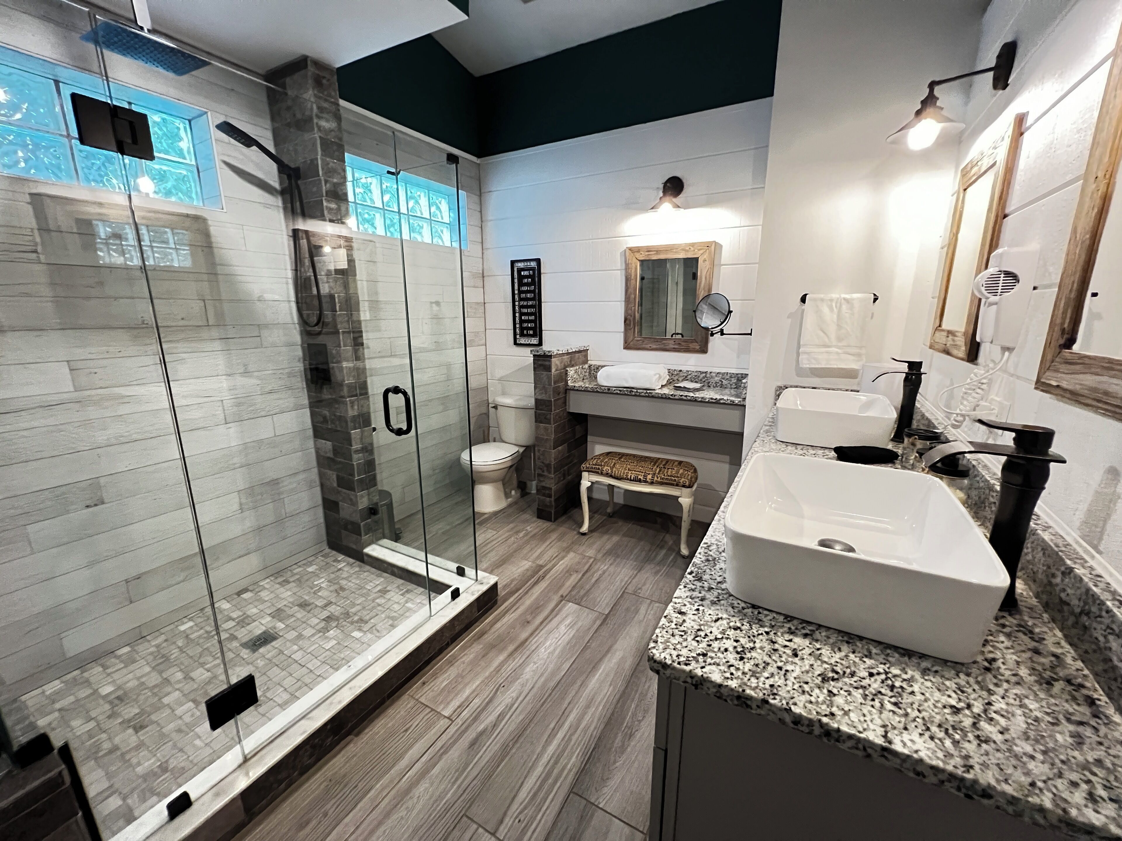 Regadera, secadora de cabello, toallas, jabón 