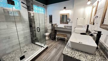 Regadera, secadora de cabello, toallas, jabón