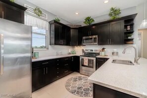Refrigerador, microondas, horno y parrilla de estufa 