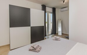 4 chambres, fer et planche à repasser, lit de bébé portatif