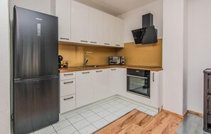 Réfrigérateur, un four, surface de cuisson, lave-vaisselle