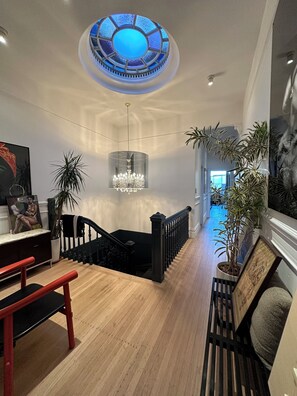 المنشأة من الداخل