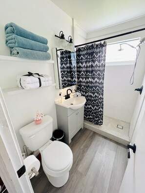 مجففات شعر، مناشف، صابون، ورق حمّام