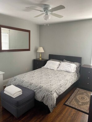 3 bedrooms, iron/ironing board, WiFi, bed sheets - On The Lane - the historic home is yours to enjoy! (Niagara Falls)