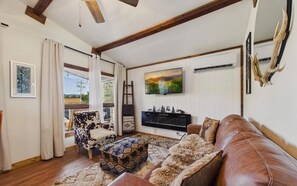 Una Smart TV, una chimenea