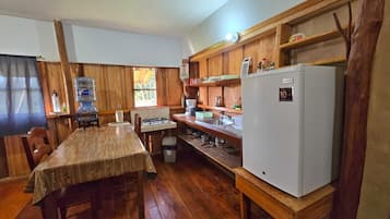 Réfrigérateur, plaque de cuisson, cafetière/bouilloire, grille-pain