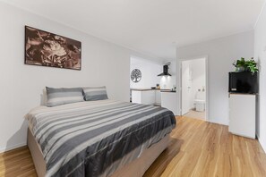 1 bedroom, WiFi, bed sheets - Iconic Blue Beachfront Studio (Papamoa)