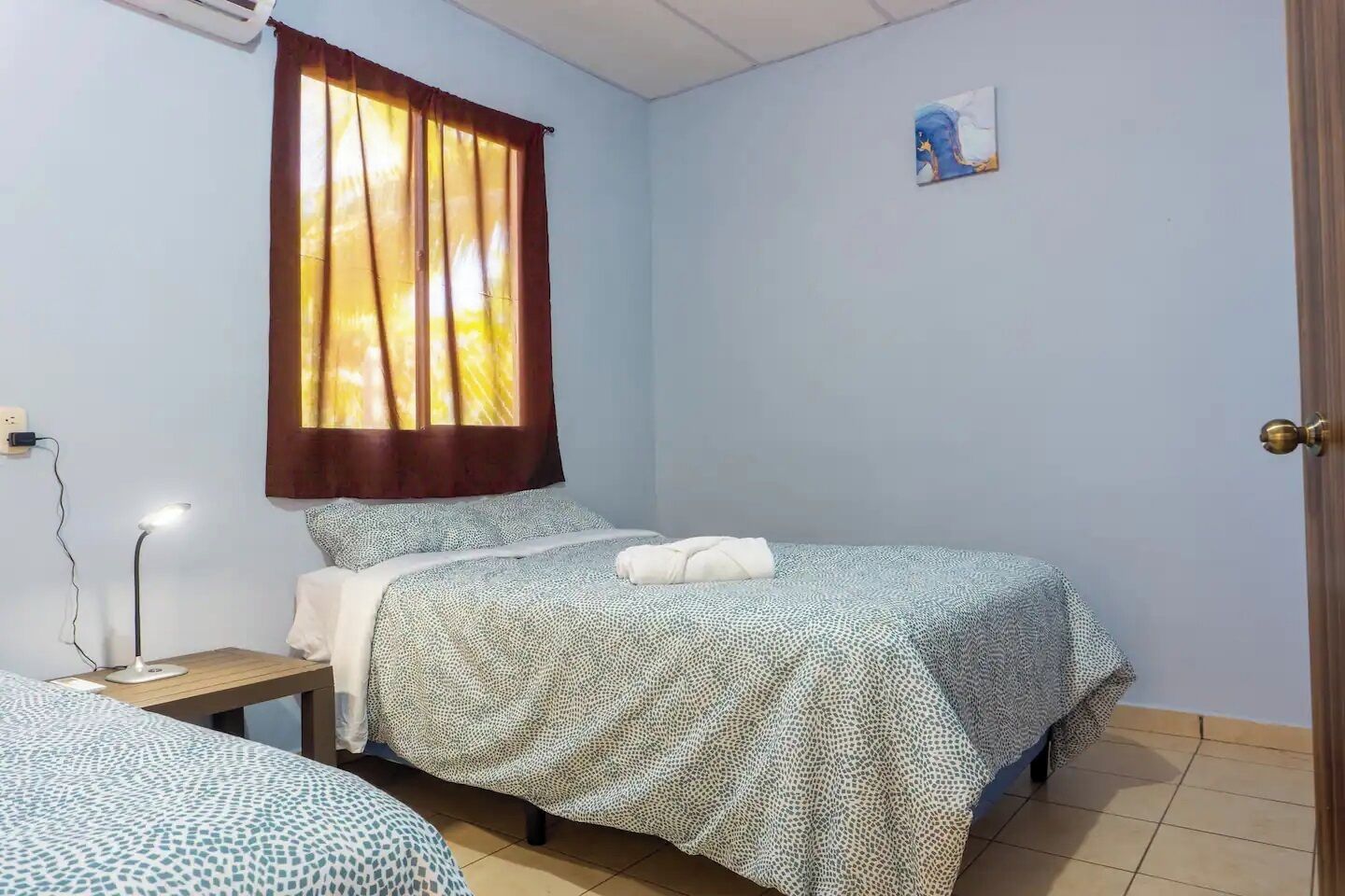 3 多间卧室、免费 WiFi、床单