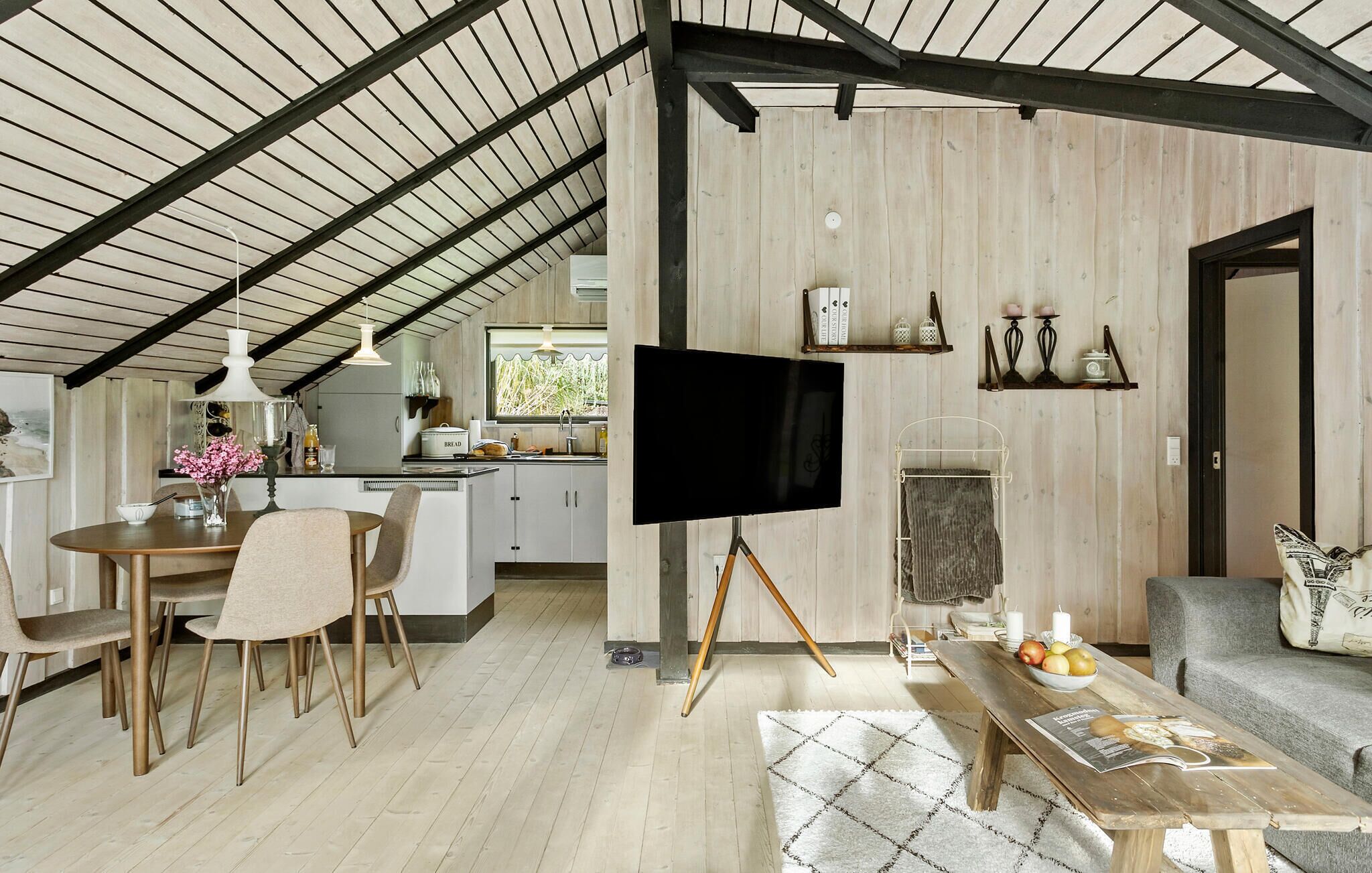 Smart TV, fireplace