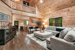 Smart TV, fireplace, video games - NEW! LUX / 4 King Bedrooms / 3 Movie Areas / 2 Fire Pits / Game Room / Hot Tub (Sevierville)