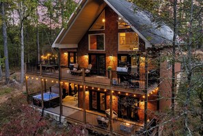 Terrace/patio - NEW! LUX / 4 King Bedrooms / 3 Movie Areas / 2 Fire Pits / Game Room / Hot Tub (Sevierville)