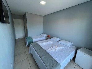 Deluxe trippelrum | Allergitestade sängkläder, duntäcken och skrivbord
