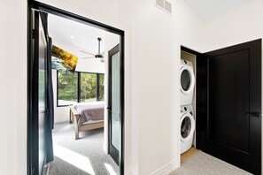 3 makuuhuonetta, työpöytä, silitysrauta/-lauta, vauvan matkasänky