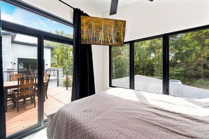 3 soverom, skrivebord, strykejern/-brett og reiseseng for barn
