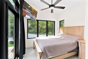 3 chambres, bureau, fer et planche à repasser, lit de bébé portatif