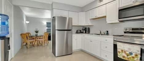 Frigorifero, microonde, forno, piano cottura
