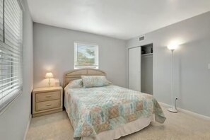 2 bedrooms, desk, iron/ironing board, free WiFi - 2 bedroom apt, enjoy baseball WiFi close to the Beach & Rapids (West Palm Beach)