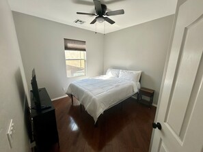 3 多间卧室、免费 WiFi、床单