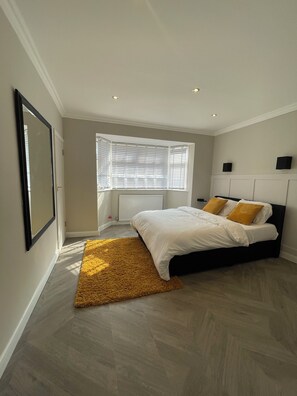 2 chambres, fer et planche à repasser, Wi-Fi, draps fournis