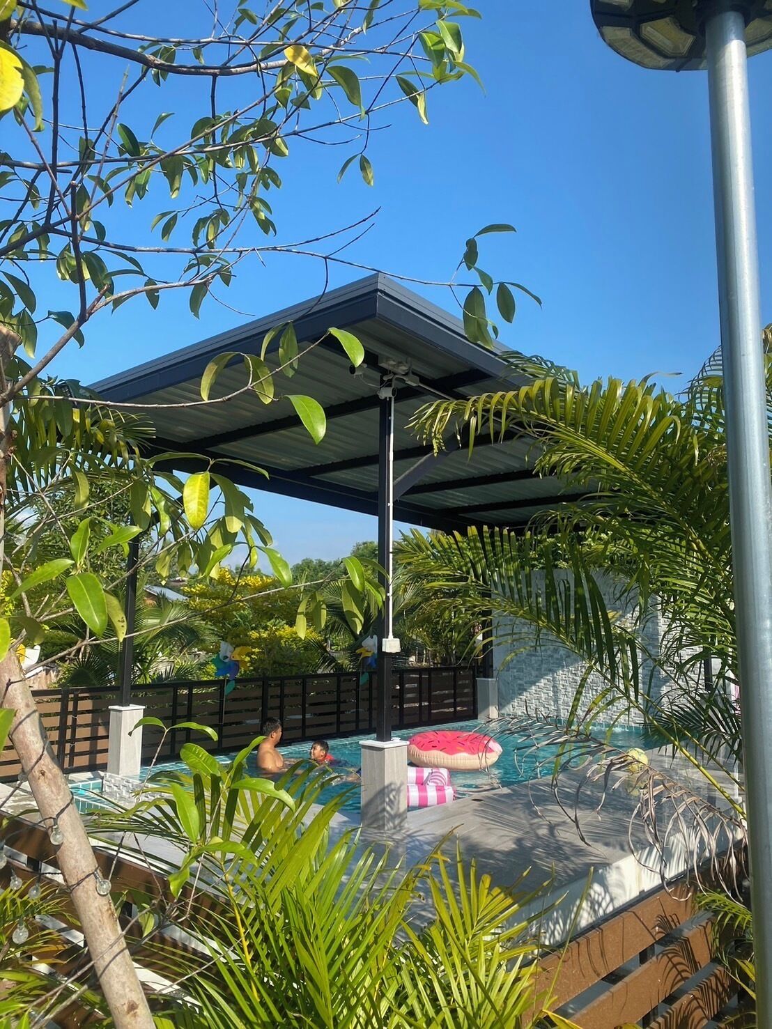 สระว่ายน้ำกลางแจ้ง