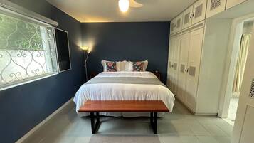 1 quarto, cofres nos quartos, escrivaninha