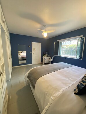 1 Schlafzimmer, Zimmersafe, Schreibtisch, Bügeleisen/Bügelbrett