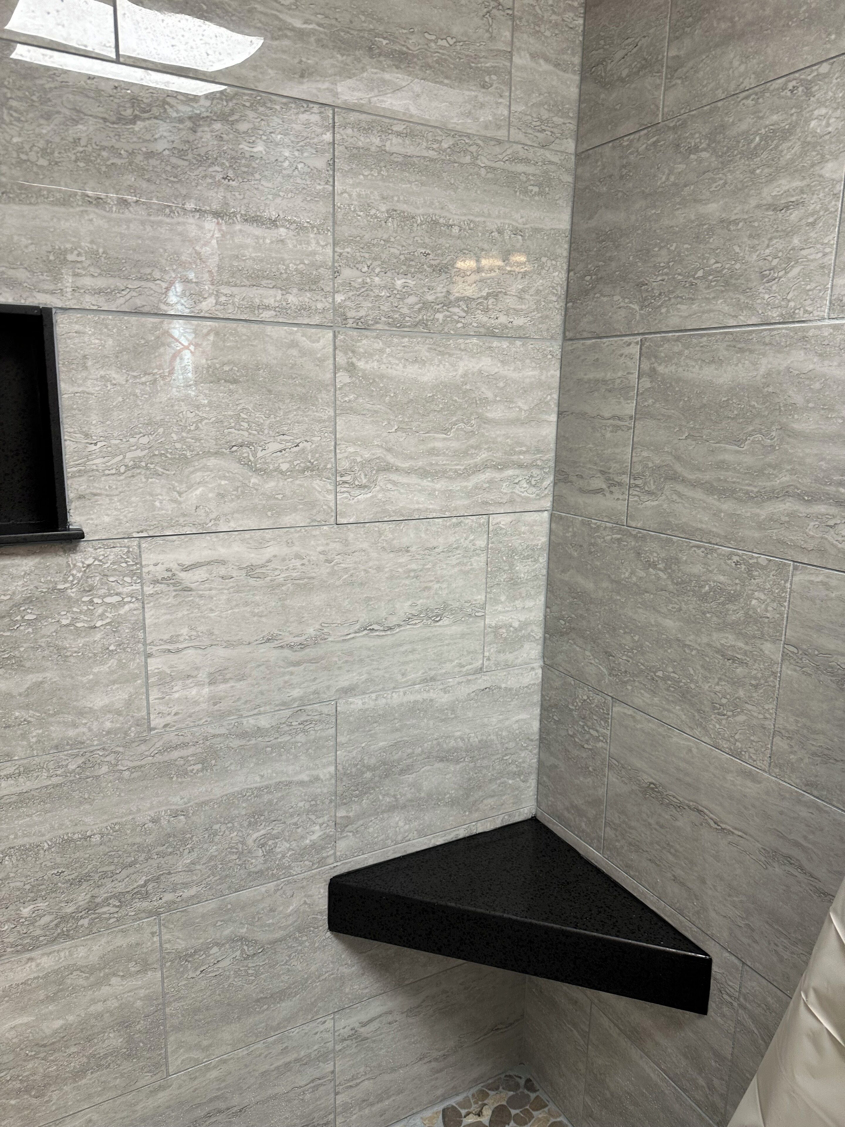 Douche, serviettes fournies, papier toilette