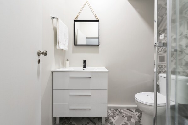 Bruser, hårtørrer, håndklæder, Sæbe