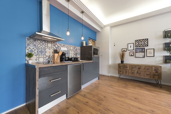 Fridge, microwave, dishwasher, coffee/tea maker