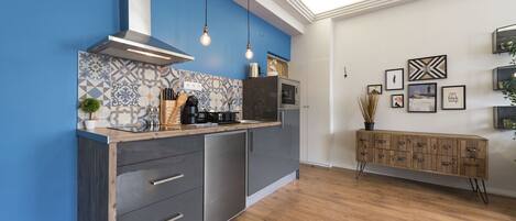 冷蔵庫、電子レンジ、食器洗い機、コーヒー / ティーメーカー