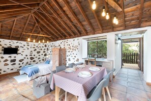 1 habitación, tabla de planchar con plancha, wifi gratis y ropa de cama 