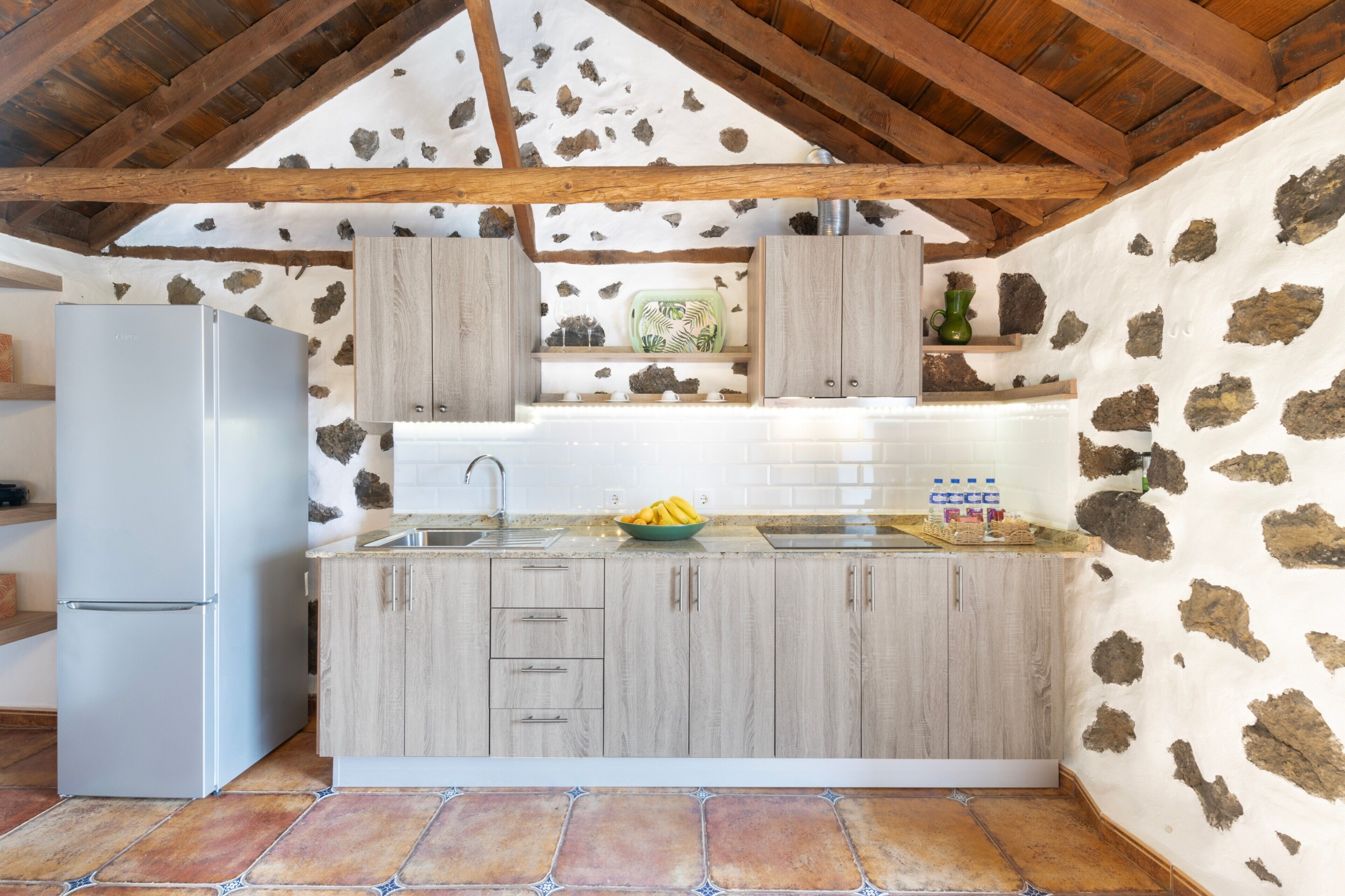 Een koelkast, een microgolfoven, een kookplaat