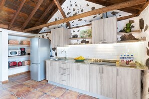 Réfrigérateur, micro-ondes, plaque de cuisson, cafetière/bouilloire