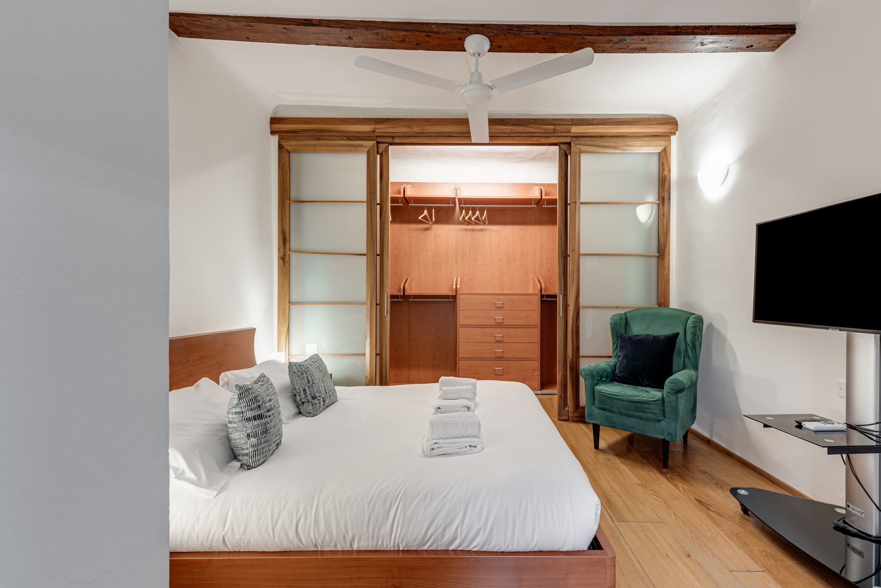 2 عدّة غرف نوم وواي فاي مجانًا وملاءات أسرّة