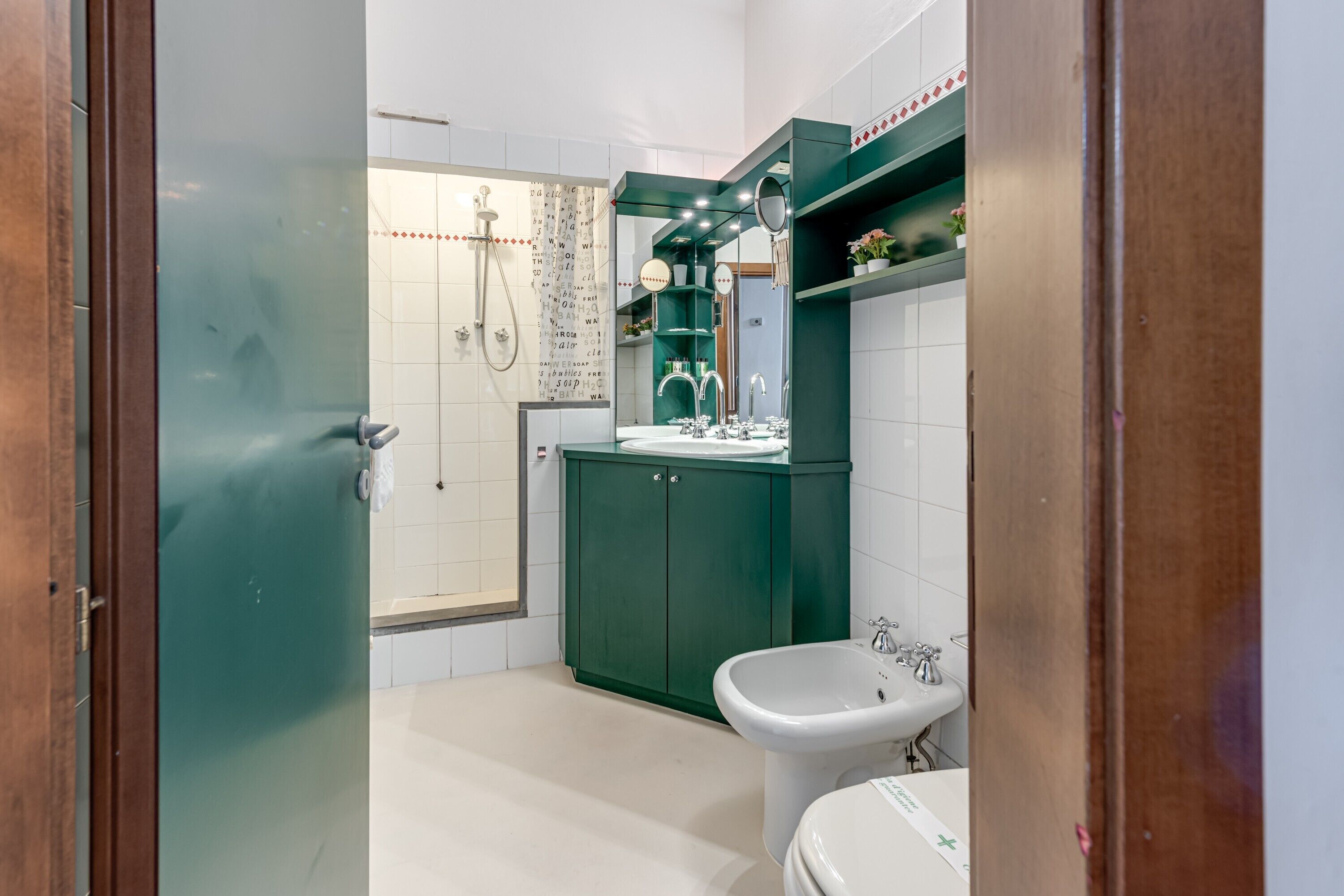 Un baño con ducha, inodoro y lavabo.